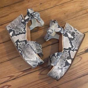 Dolce Vita snake platforms sz 6